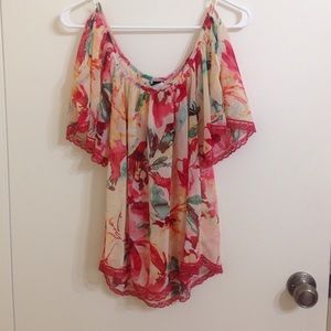 Cute floral top!