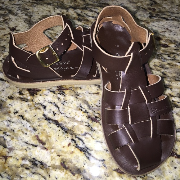 ⛔️. SOLD ⛔️ Toddler 9 - Salt Water Sharks Snd