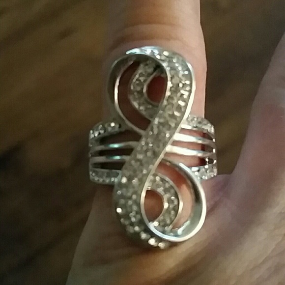 Jewelry - White gold filled infinity ring sz7      nwot