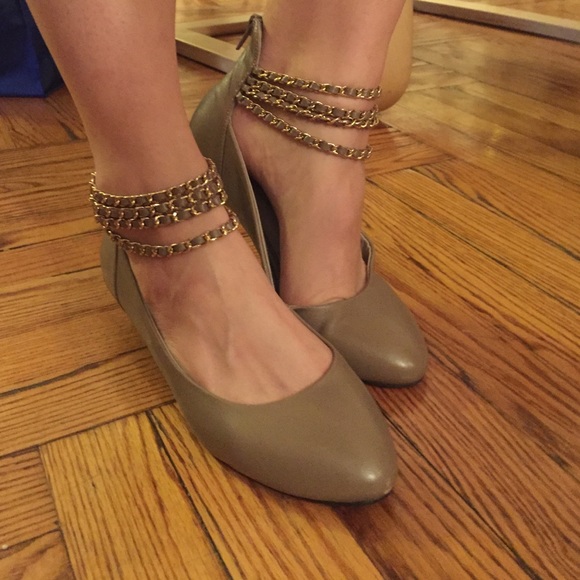 Ecru colored chain link strapped shoes