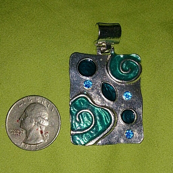 Silver toned pendant