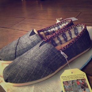 Size 8.5 women's Chambray Trim TOMS