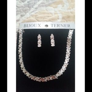 Silver plated Earring & Necklace Set.