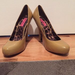 Betsey Johnson Nude Platform Pumps