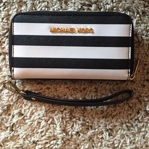 Michael kors wristlet
