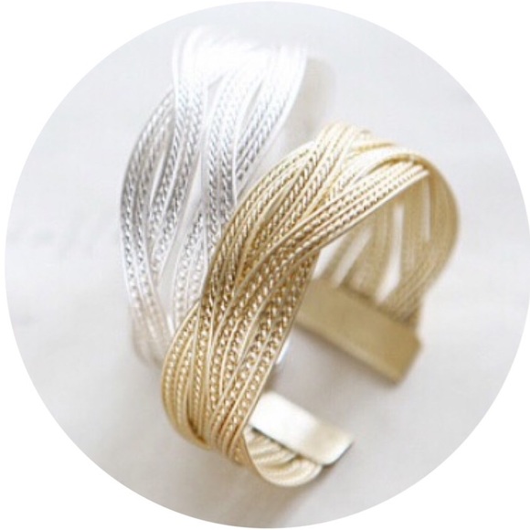 Jewelry - HP🎉 NWT | •Gold Twisted Weave Bangle•