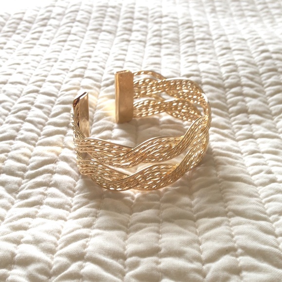 HP🎉 NWT | •Gold Twisted Weave Bangle• - Picture 3 of 3