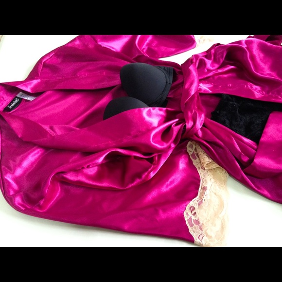 FREDERICKS OF HOLLYWOOD ROBE - Picture 2 of 2