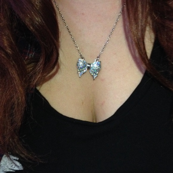 Bow Necklace