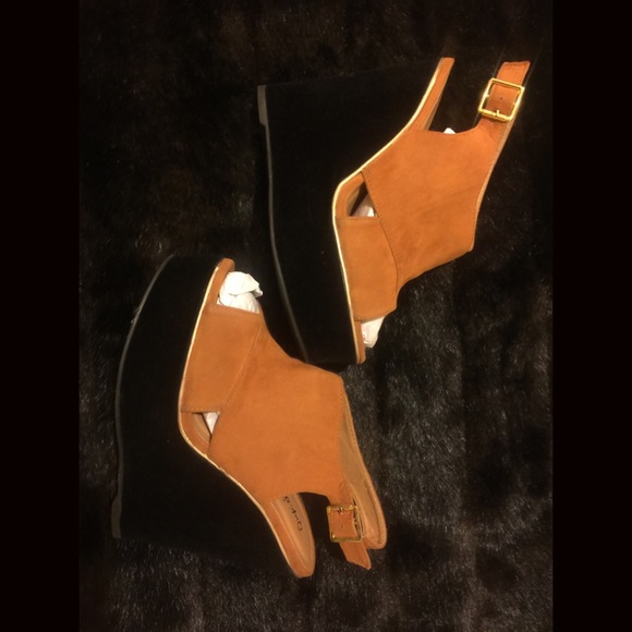 Platform Sandals - Picture 2 of 3