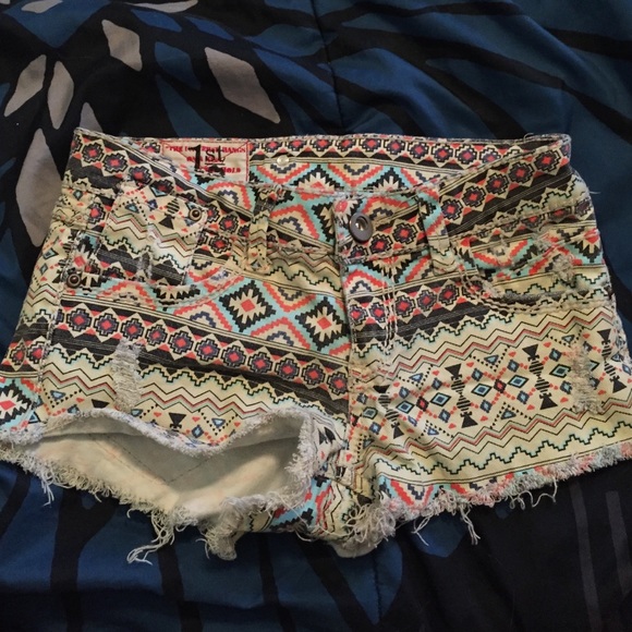 Tribal shorts - Picture 1 of 2
