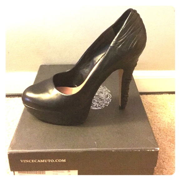 Classic black pump