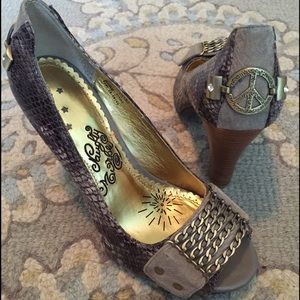 🔴 sold in bundle! 🔴 Faux Snakeskin heels!