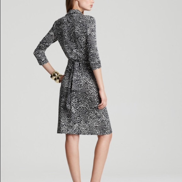 📌SOLD📌 DVF "New Jeanne Two" Silk Wrap Dress 2 - Picture 2 of 4