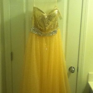 Strapless sweetheart neckline prom dress