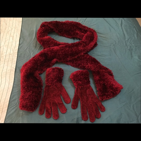 Classic red St. John's Bay scarf set
