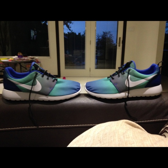 Nike Shoes - Roshe runs