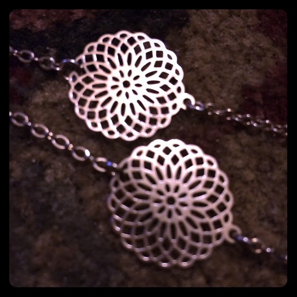 Sacred geometry gold floral coin necklace 🌞