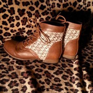 Lace combat boots