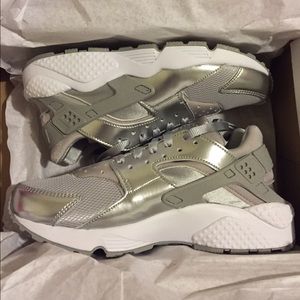 WOMANS HUARACHES