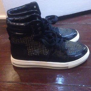 Sneaker SZ 8 black gold studded high tops