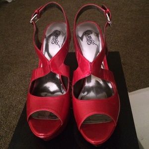 Carlos Santana Davinci red pumps