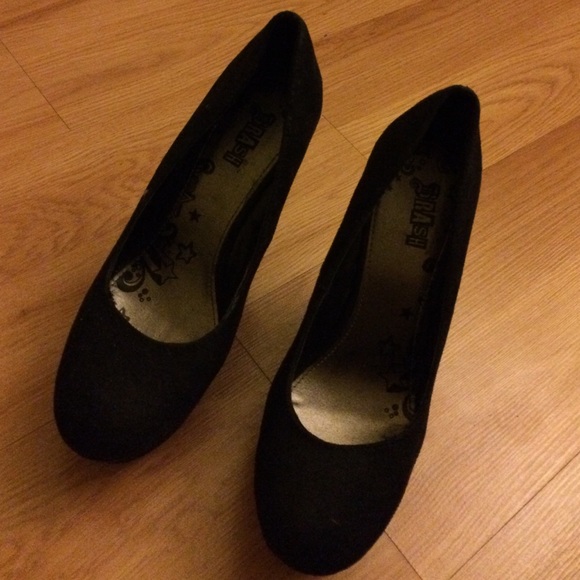 Suede black wedges