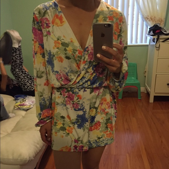 ❌SOLD❌ Floral Romper - Picture 2 of 2