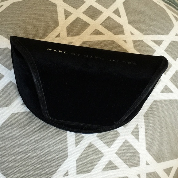 T2 Marc by Marc Jacobs sunglasses case - Picture 2 of 3