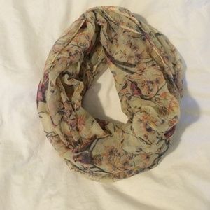 Printed infinity scarf in perfect condition!