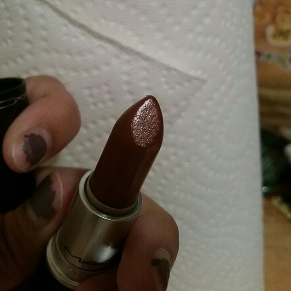 Mac Paramount lipstick READ BEFORE ASKING QUESTION