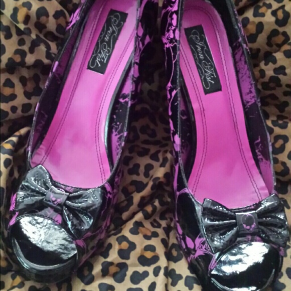 Black and Fuschia skull pumps
