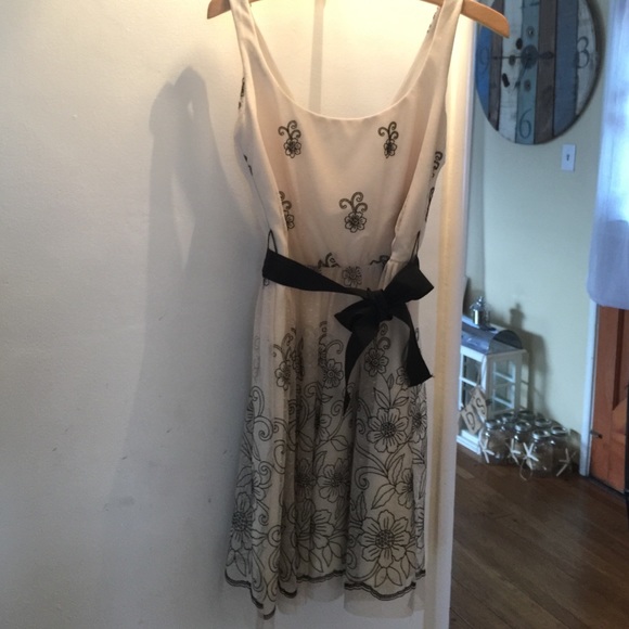 Juniors beautiful ivory dress w/embroidery. - Picture 1 of 4