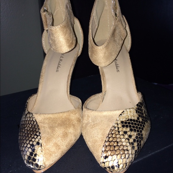 Tan suede pump