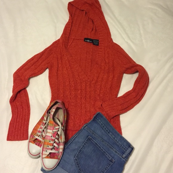 Hooded sweater with front pouch pocket