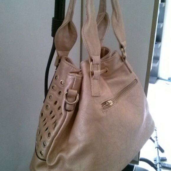 Handbags - Picture 3 of 4