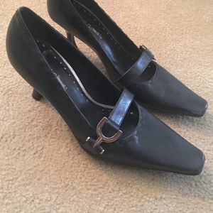 Classic BCBG pumps