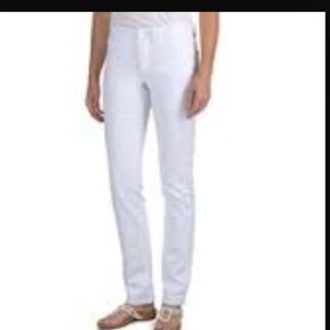 White jeans never worn fits a size 5 and smaller