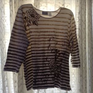 3/4 sleeve top. Buy 2 $10 tops get one free💖💖💖