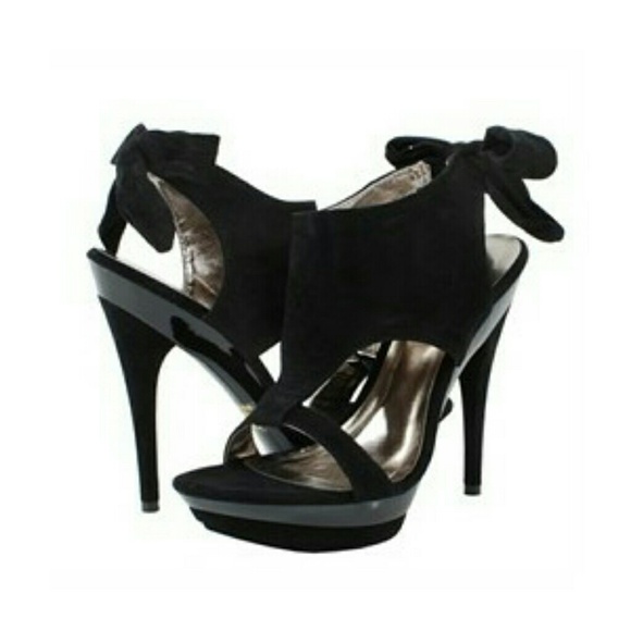 Black pumps