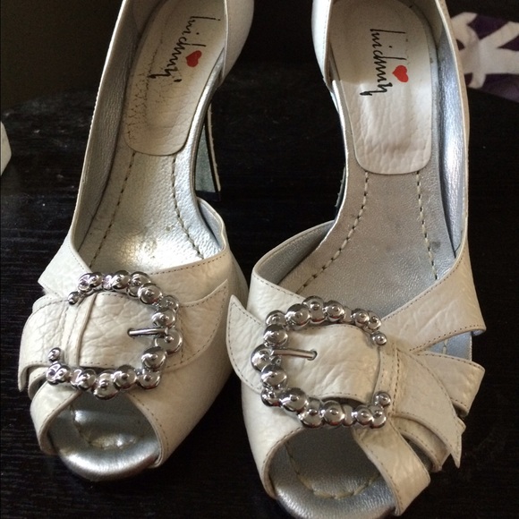 White peep toe pump