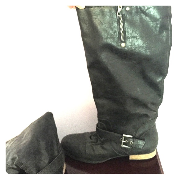 Knew high black boots