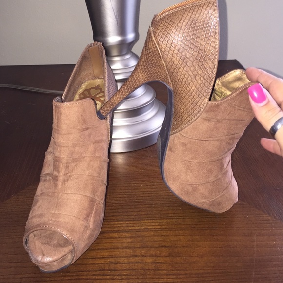 Open toe heel NEVER WORN to big