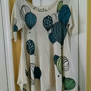Unique top. Hot air balloons!! Longer on sides