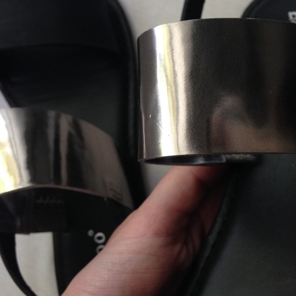 Metallic | Black Simple Sandal - Picture 3 of 3