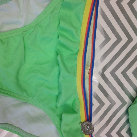 Green bikini - Picture 3 of 4