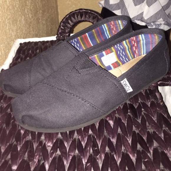 All black TOMS
