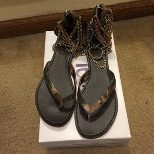 Khaki sandals with a jewelry design zipper