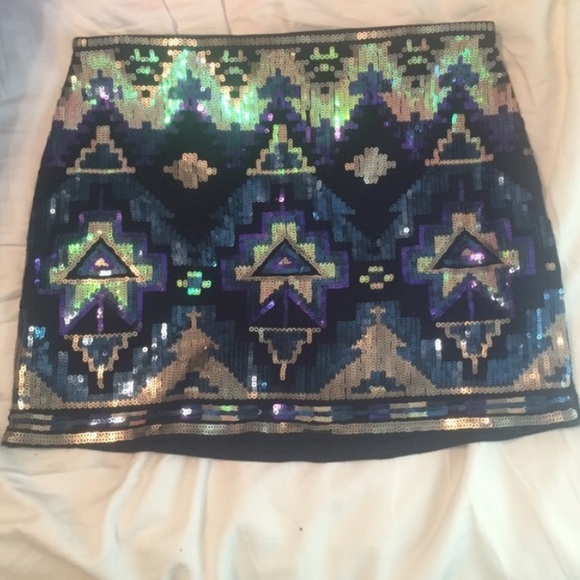 🎉HP🎉Aztec Print Express Skirt - Picture 2 of 2