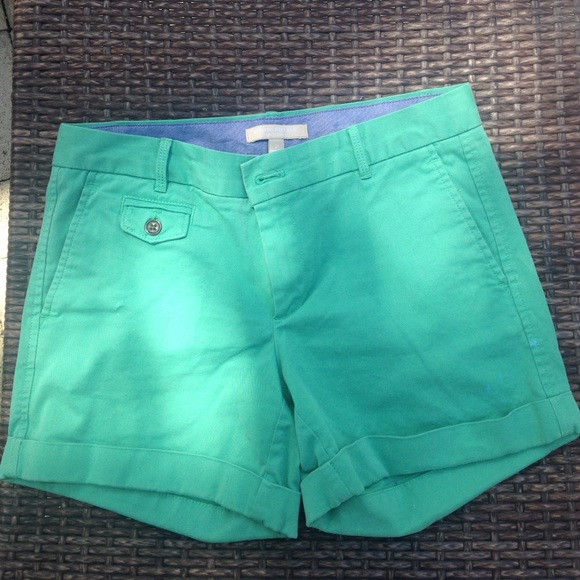 Banana republic city Chino shorts are size 2